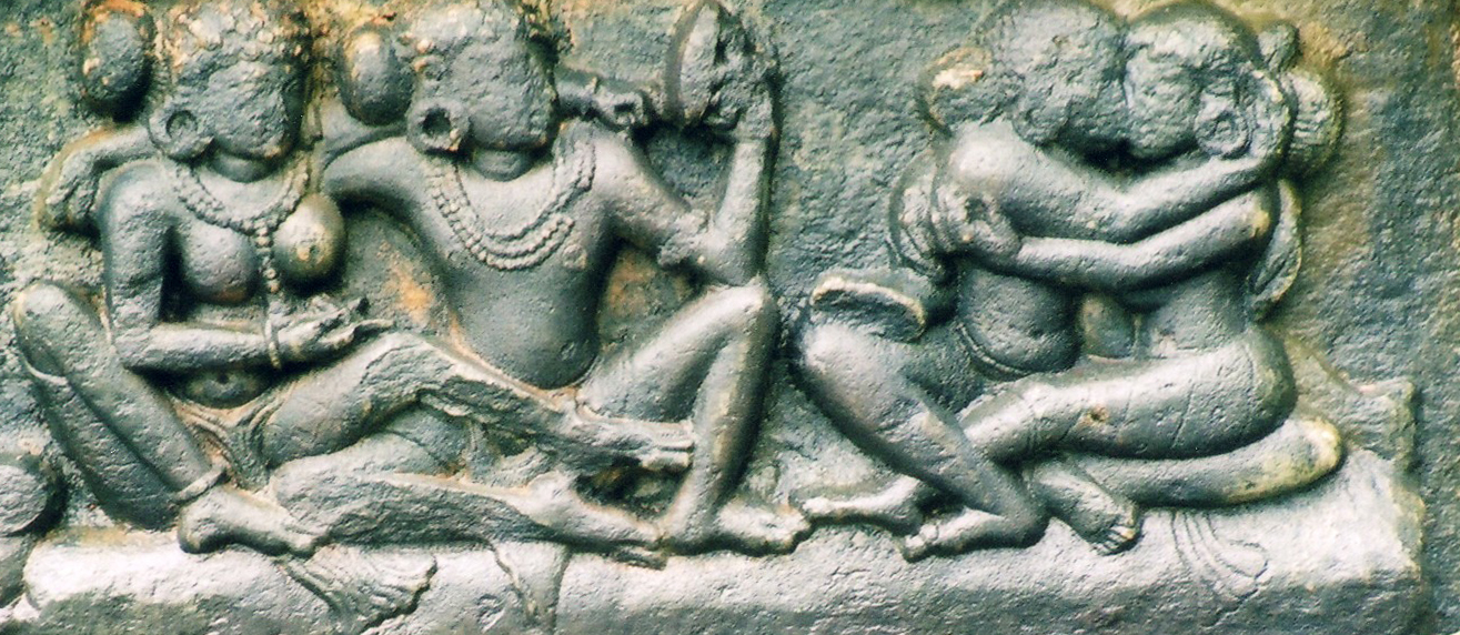 Escultura artística representando el Kama Sutra.